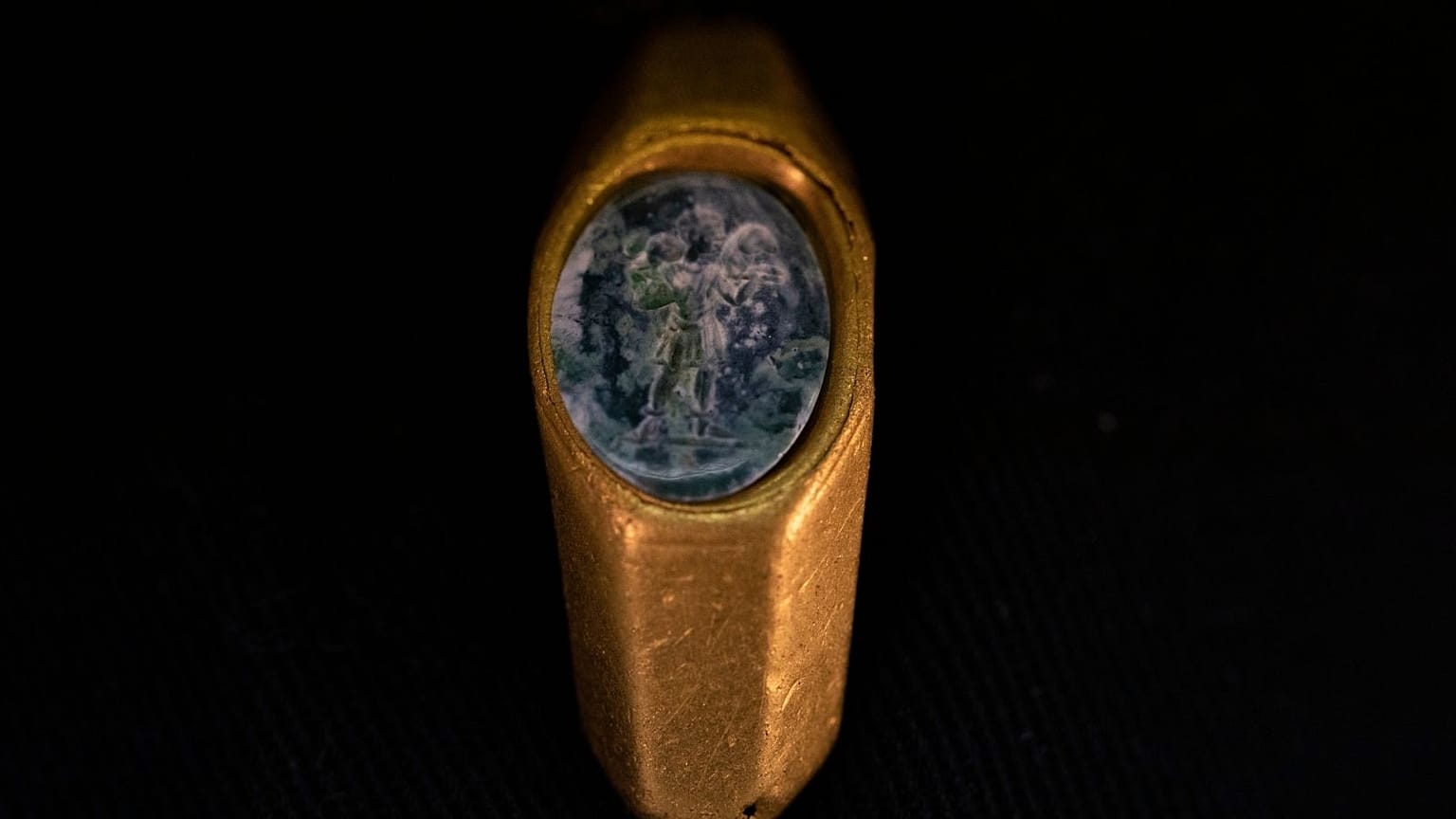 یک حلقه طلای رومی مزین به سنگ سبز تصویر یک چوپان که گوسفندی را بر دوش خود حمل می کند بر روی آن حکاکی شده در اعماق آبهای مدیترانه در اسراییل کشف شد