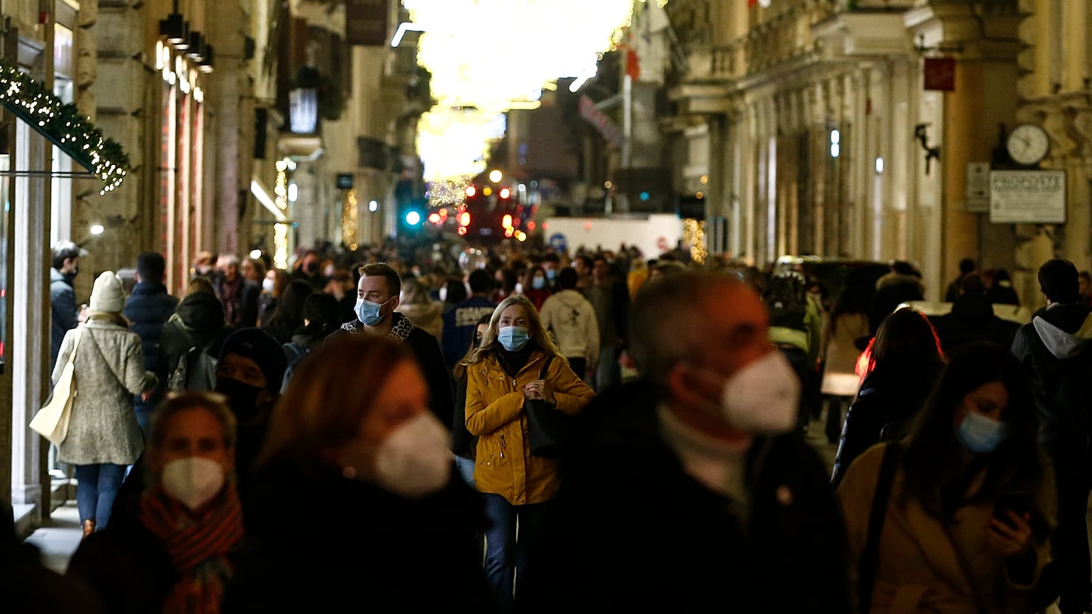 People crowd via del Corso shopping street in Rome, 21 December 2021.