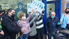 Celebración por el segundo premio ante una administración de lotería de Valencia