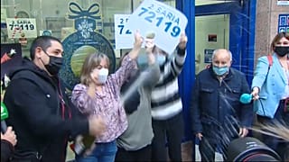 Celebración por el segundo premio ante una administración de lotería de Valencia