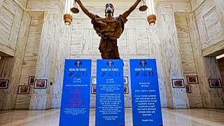 Az amerikai igazságügyi rendszer szimbóluma - maszkban