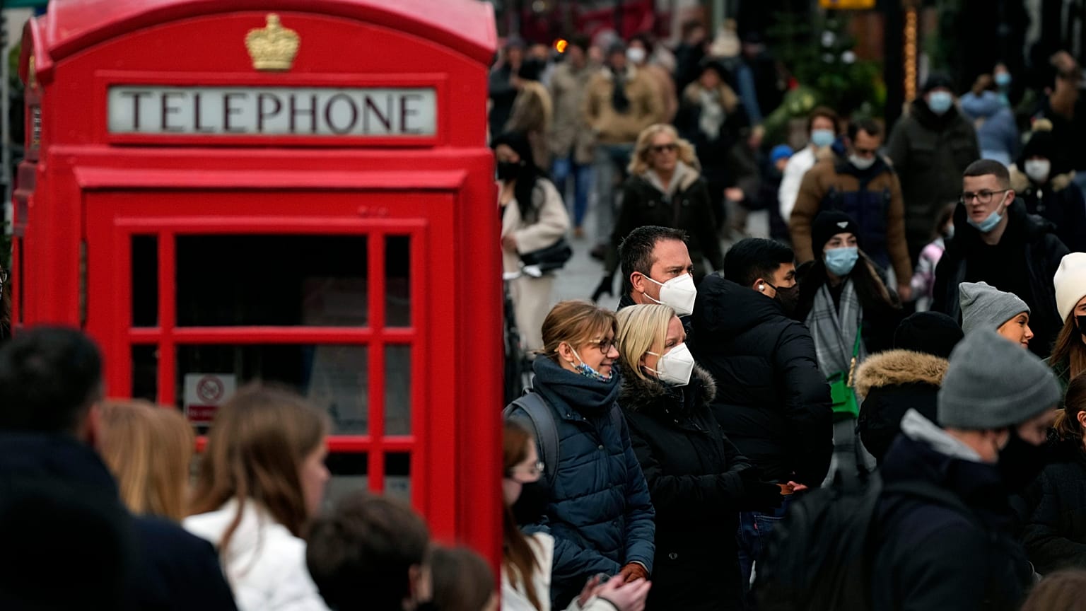 Shoppers do their last Christmas shopping in Covent Garden in London, Wednesday, 22 December 2021.