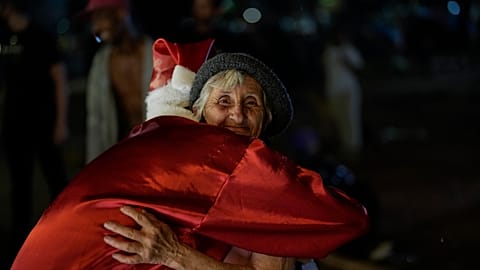 Santa und Suppe: Weihnachtsmann feiert mit Obdachlosen in São Paulo