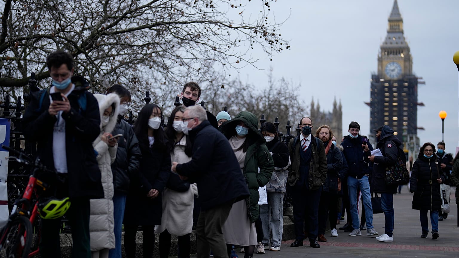 Personas hacen cola para recibir vacunas de refuerzo contra el coronavirus en el Hospital St Thomas en Londres, el  14 de diciembre de 2021.