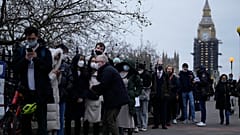 Personas hacen cola para recibir vacunas de refuerzo contra el coronavirus en el Hospital St Thomas en Londres, el  14 de diciembre de 2021.