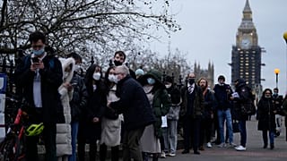 Personas hacen cola para recibir vacunas de refuerzo contra el coronavirus en el Hospital St Thomas en Londres, el 14 de diciembre de 2021.