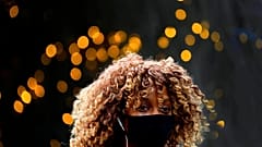 Junge Frau mit Maske in London 