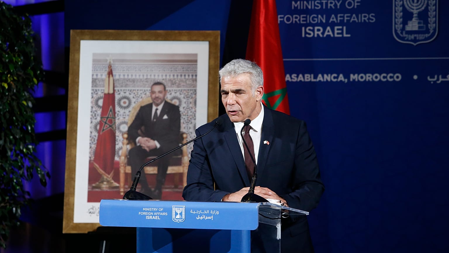 وزير الخارجية الإسرائيلي يائير لبيد خلال مؤتمر صحفي في الدار البيضاء، المغرب.