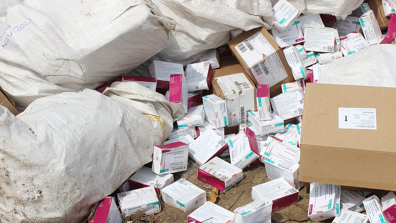 Abgelaufene AstraZeneca-Impfdosen werden auf einer Müllhalde in Nigeria zerstört