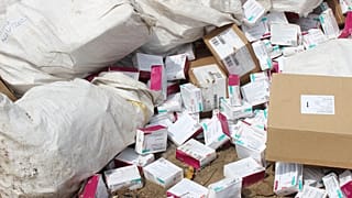 Abgelaufene AstraZeneca-Impfdosen werden auf einer Müllhalde in Nigeria zerstört