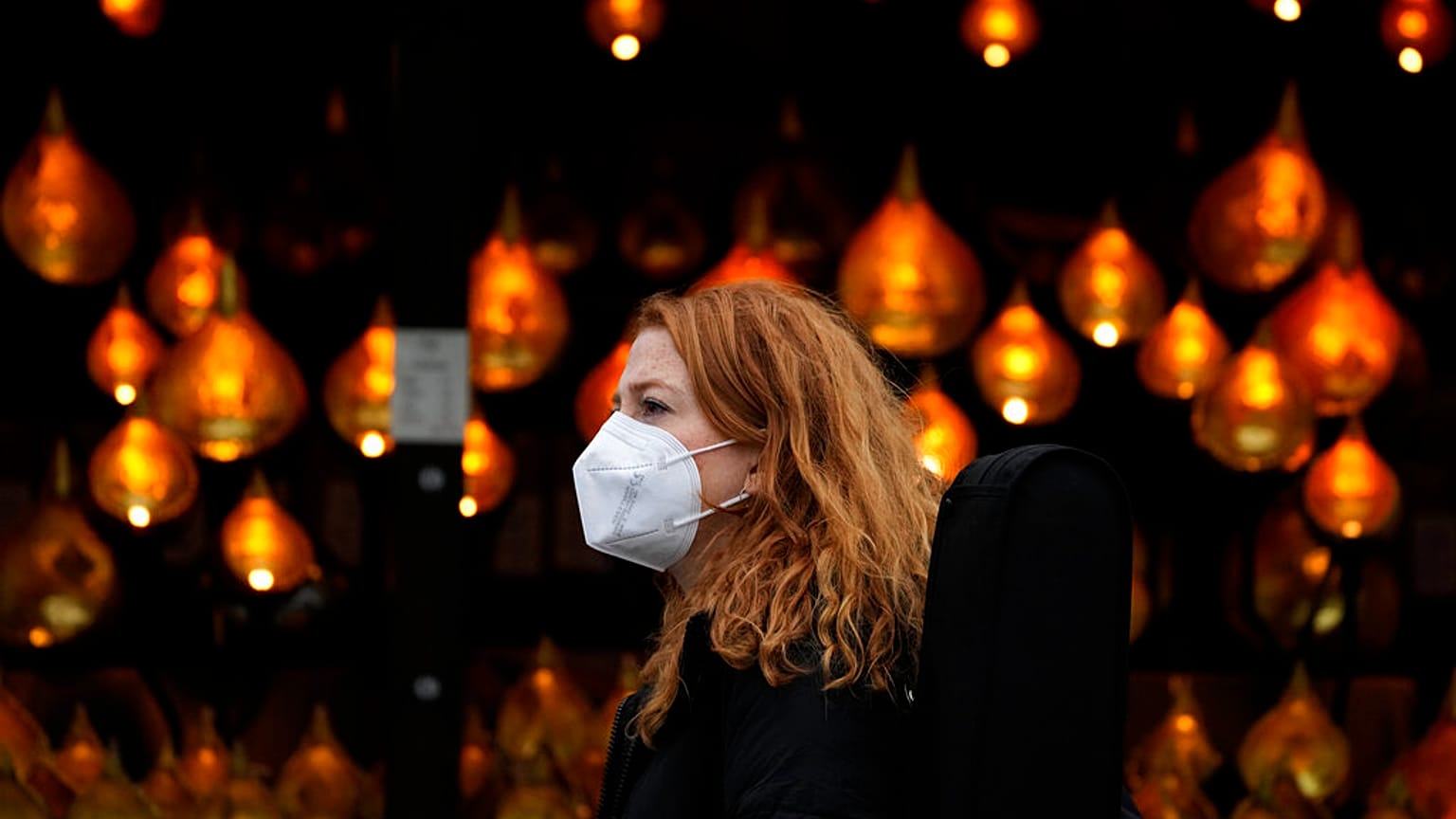 Frau mit FFP2-Maske in London
