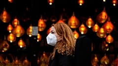 Frau mit FFP2-Maske in London