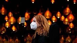 Frau mit FFP2-Maske in London