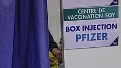 Centre de vaccination à Saint-Quentin-en-Yvelines, dans l'ouest de Paris en France, le 22 décembre 2021