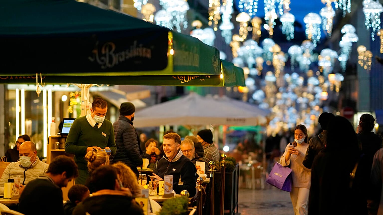 Weihnachtsstimmung in Lissabon: Trotz hoher Impfraten müssen Spanien und Portugal zum Jahresende neue Maßnahmen ankündigen. 