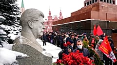 Menschen legen am Grab des ehemaligen sowjetischen Präsidenten Josef Stalin Blumen nieder