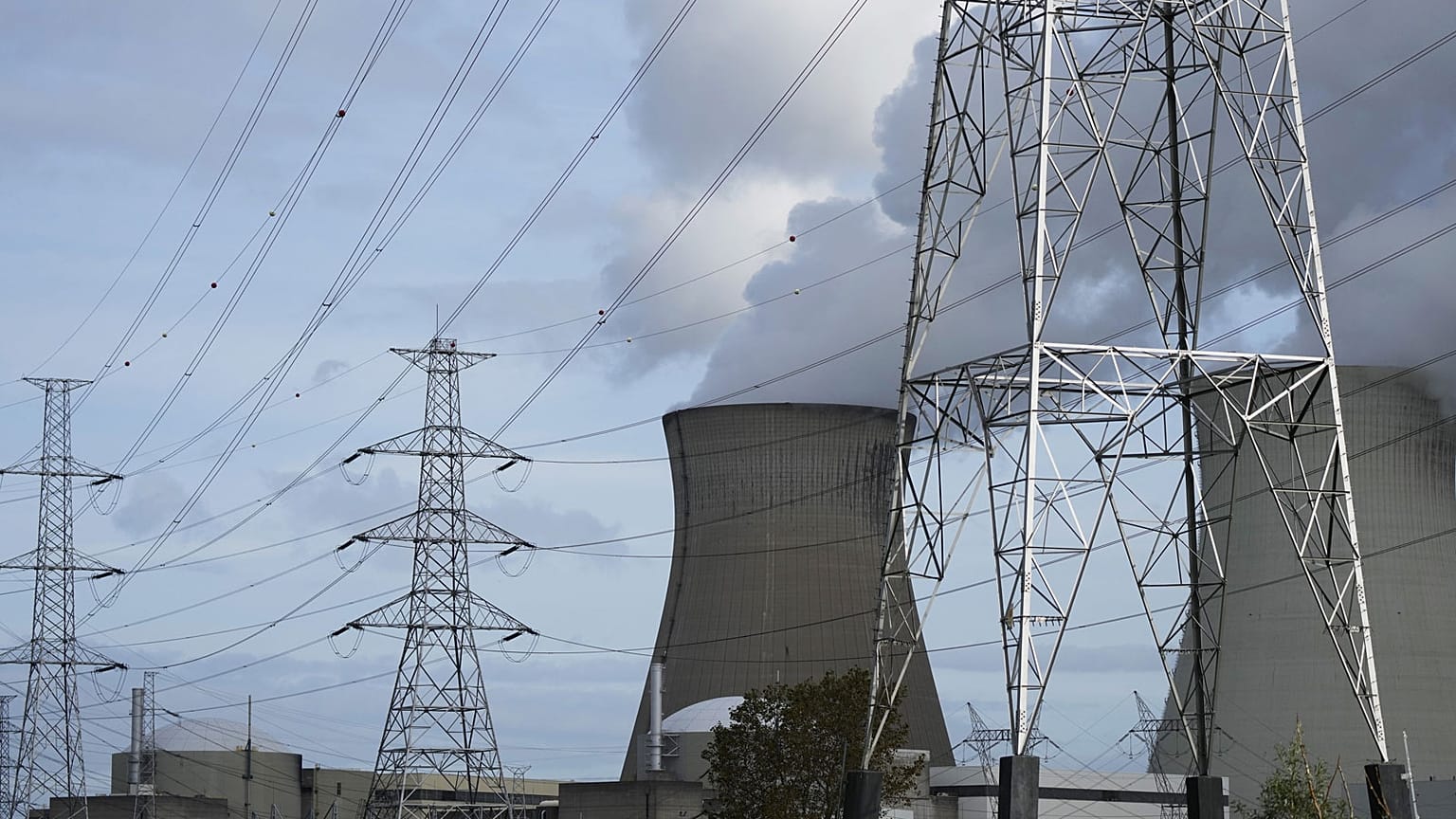 Cheminées de la centrale nucléaires de Doel en Belgique, le 11 octobre 2021. 