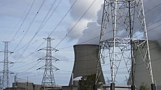 Cheminées de la centrale nucléaires de Doel en Belgique, le 11 octobre 2021.