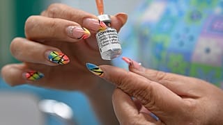 Медсестра держит флакон с вакциной Pfizer, Велико-Тырново (Болгария), сентябрь 2021 г.