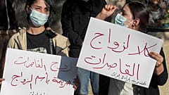 نساء يتظاهرن بالقرب من محكمة الكاظمية في العاصمة العراقية بغداد في 21 نوفمبر 2021، احتجاجا على قانون عقد الزواج للفتيات في سن 12 عاما.