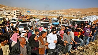Lübnan sınırında Suriye'ye geri dönmek için toplanan mülteciler /Arşiv