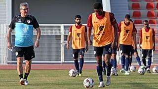 الكرواتي برانكو إيفانكوفيتش، المدرب الجديد للمنتخب العماني لكرة القدم، يقود تدريبات فريقه في العاصمة العمانية مسقط، في 16 فبراير 2020.