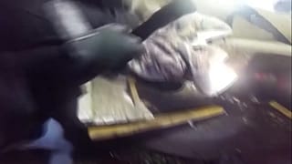 ضباط الشرطة الأمريكية ينقذون طفلين من تحت الأنقاض التي خلفها إعصار حلَّق في ولاية كنتاكي الأمريكية.