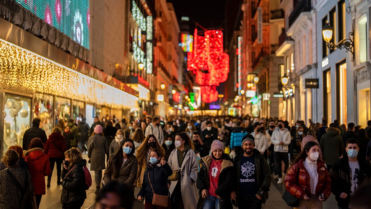 Gente con y sin mascarilla en una calle muy concurrida del centro de Madrid