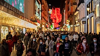 Gente con y sin mascarilla en una calle muy concurrida del centro de Madrid