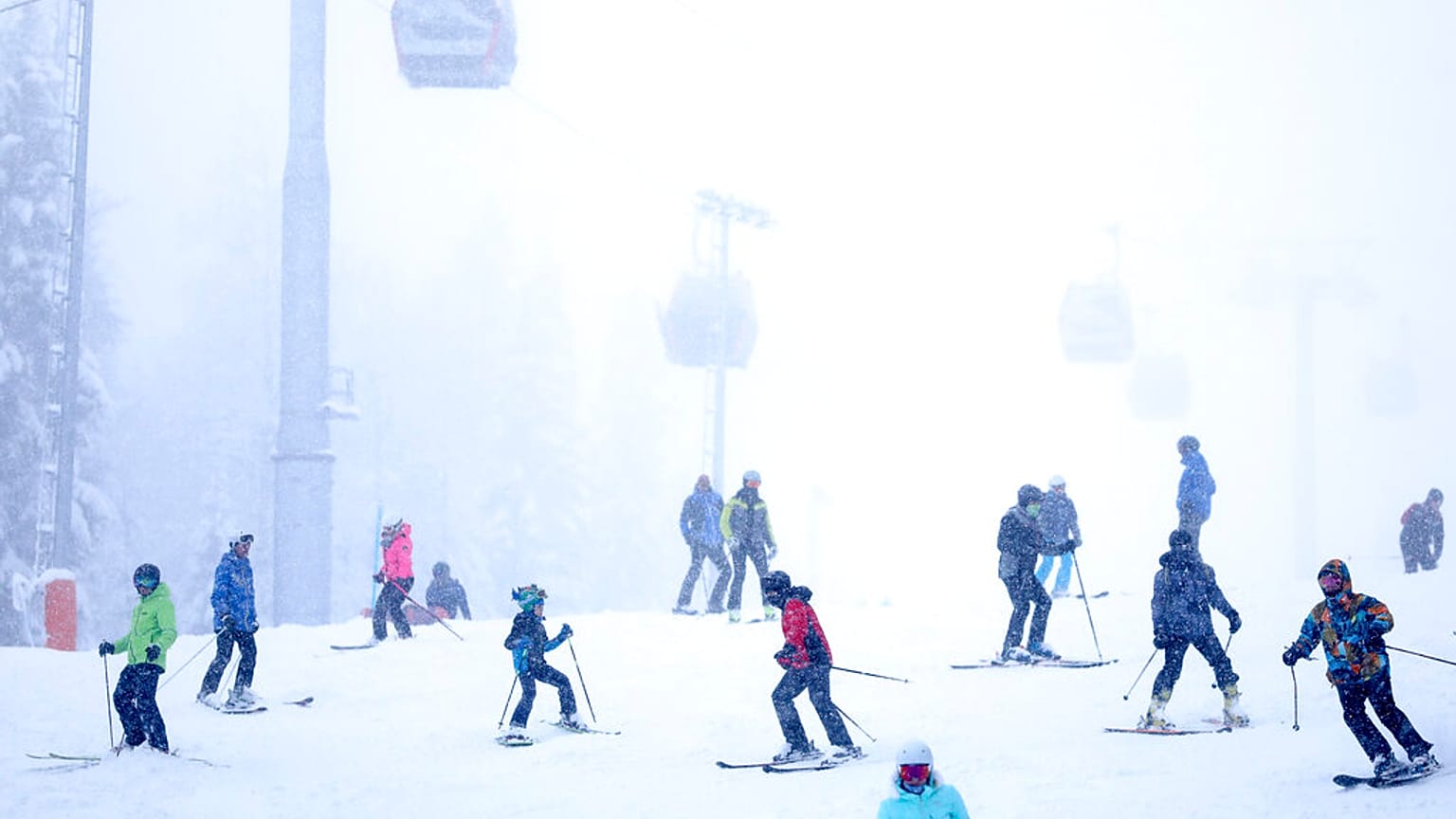Des skieurs en Bosnie, le 11 décembre 2021