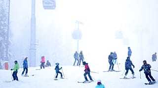Des skieurs en Bosnie, le 11 décembre 2021