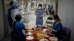 Profissionais de saúde celebram véspera de Natal num hospital de Marselha, França