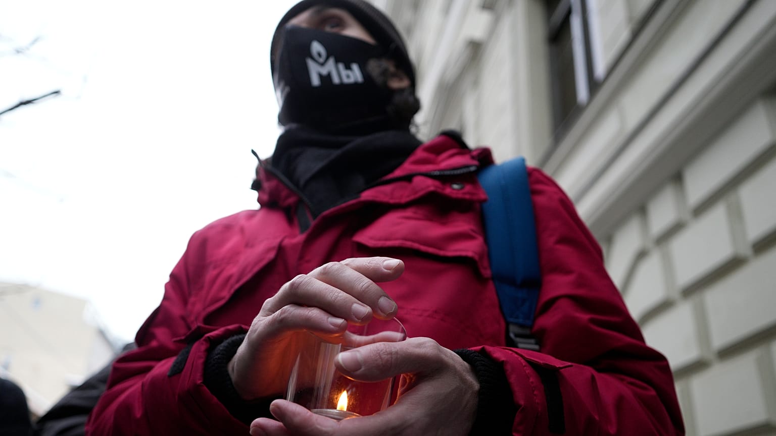 Иллюстрационное фото. Активист на пикете в поддержку "Мемориала". 