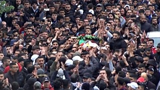 شاهد: تشييع جنازة فلسطيني قتل بالرصاص بعد إطلاقه النار على القوات الإسرائيلية