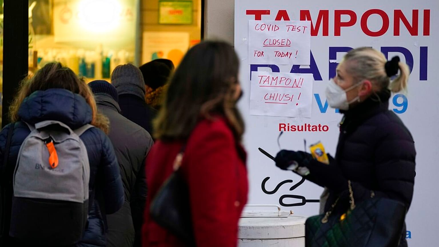 Milano, 23 dicembre 2021: in questa farmacia, come in molte altre, i tamponi sono esauriti per via del boom di richieste