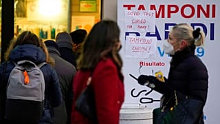 Milano, 23 dicembre 2021: in questa farmacia, come in molte altre, i tamponi sono esauriti per via del boom di richieste