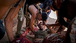 مقاتل مصاب بعد إطلاق النار عليه في طرابلس، ليبيا.