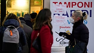 Ουρές έξω από τα φαρμακεία στο Μιλάνο