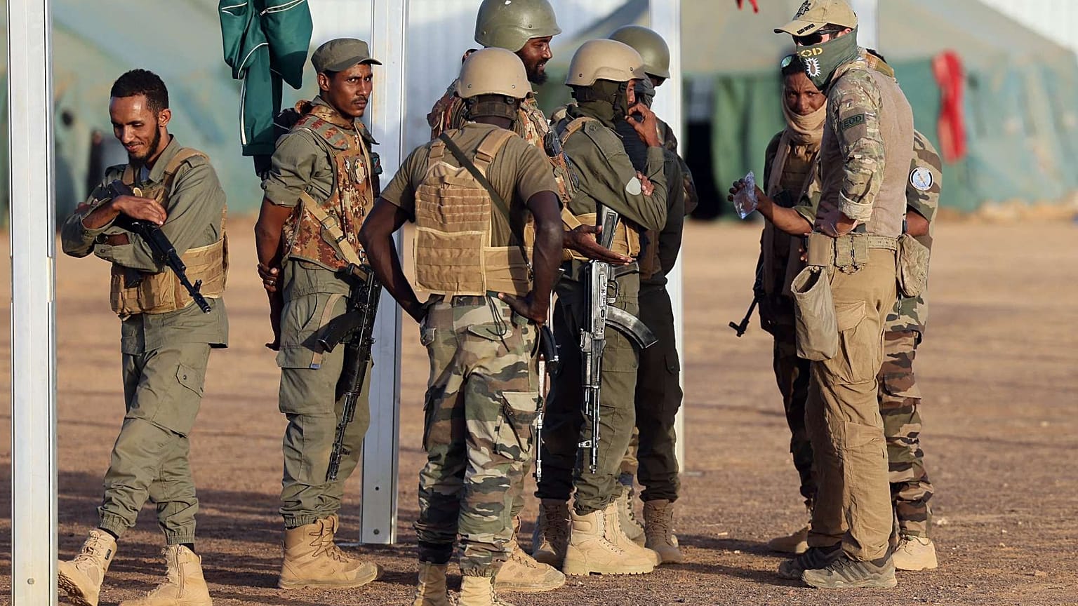 ضابط من قوات العمليات الخاصة البحرية الفرنسية يدرب جنود القوات المسلحة المالية في مالي، في قاعدة جيش ميناكا في مالي، 6 ديسمبر 2021
