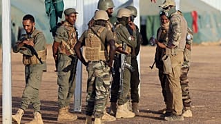 ضابط من قوات العمليات الخاصة البحرية الفرنسية يدرب جنود القوات المسلحة المالية في مالي، في قاعدة جيش ميناكا في مالي، 6 ديسمبر 2021