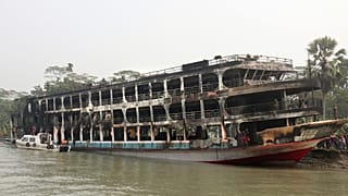 Estado em que ficou o "ferry" após o incêndio a meio da noite