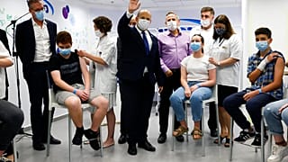 İsrail Başbakanı Naftali Bennet Covid-19 aşısı olan gençlerle