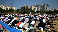 مسلمون يؤدون صلاة الجمعة في مكان مفتوح في جورجاون بالهند، بعد إغلاق العديد من مواقع الصلاة من قبل السلطات 