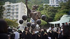 Estátua "Deusa da Democracia", agora retirada