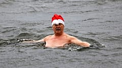 Traditionelles Weihnachtsschwimmen im Senftenberger See, Senftenberg in Deutschland 24. Dezember 2021.