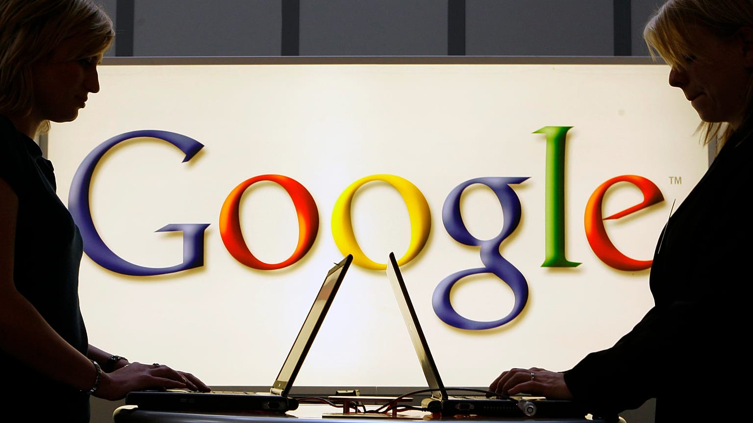 Bir Google standını ziyaret eden bilgisayar kullanıcıları (arşiv) 