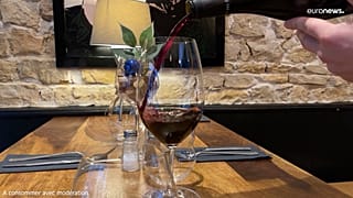 Vin naturel rouge versé dans un verre à vin. 