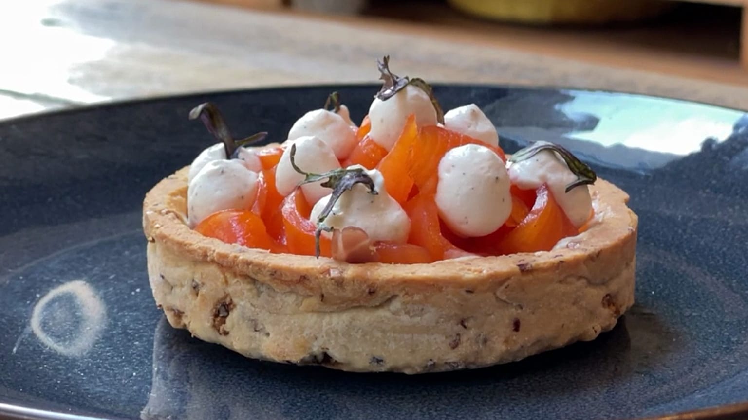 Tartelette à la noisette, crème de panais, truite fumée et truffe du chef Cédric Dominguez du restaurant La tête dans le local à Lyon en France