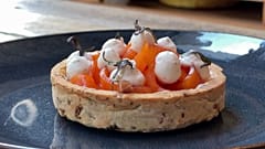 Tartelette à la noisette, crème de panais, truite fumée et truffe du chef Cédric Dominguez du restaurant La tête dans le local à Lyon en France
