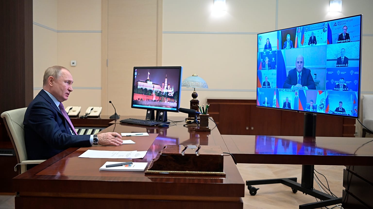 بوتين يُشيد باختبار الإطلاق المتعدد لصواريخ زيركون 